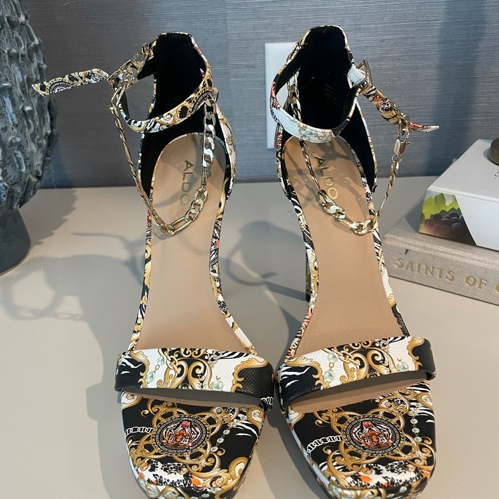 Unique print Aldo high heel with gold ankle bracelet never worn size 7